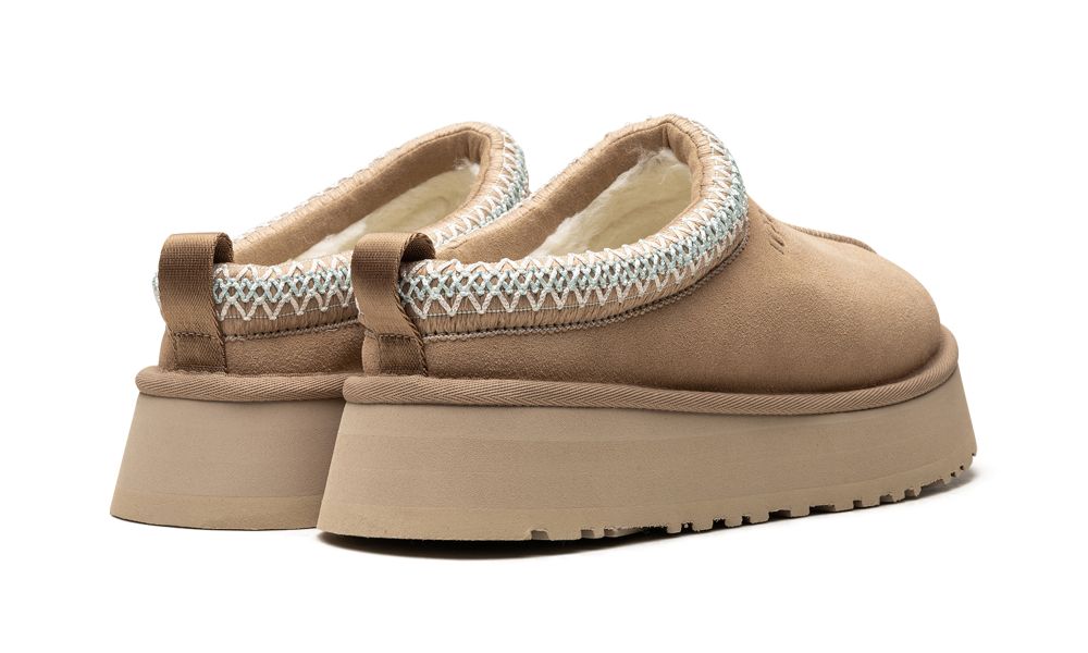 UGG Tazz Slipper – hátulnézet, „Sand” szín