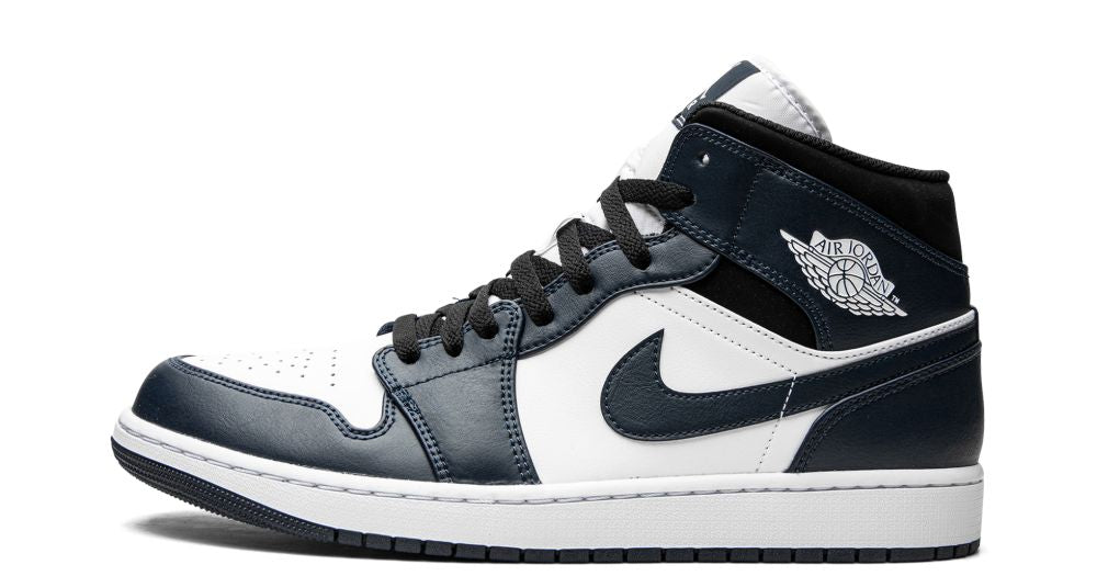 Air Jordan 1 Mid “Armory Navy” – oldalnézet, fehér bőr alapszín és kék overlay-ek