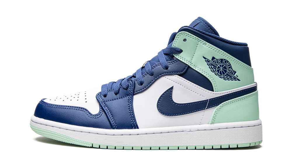 Air Jordan 1 Mid “Mystic Navy / Mint Foam” – oldalnézet, fehér bőr alapszín és sötétkék overlay-ek