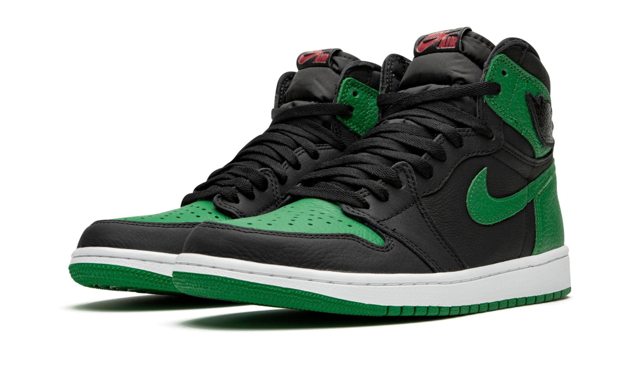 Air Jordan 1 Retro High OG Pine Green/Black – elölnézet, perforált orr-rész és fűzők.