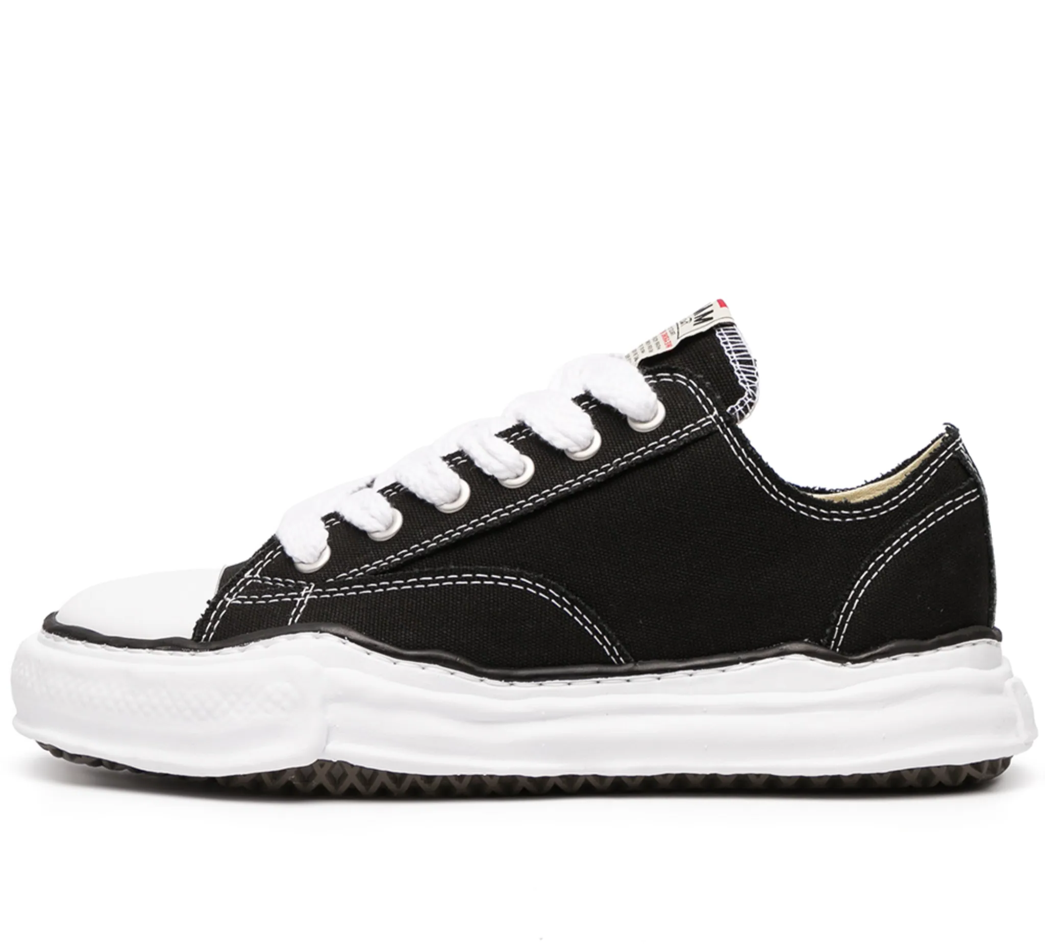 Maison Mihara Yasuhiro Peterson OG Sole Canvas Low Black – oldalnézet, fekete vászon és fehér talp.
