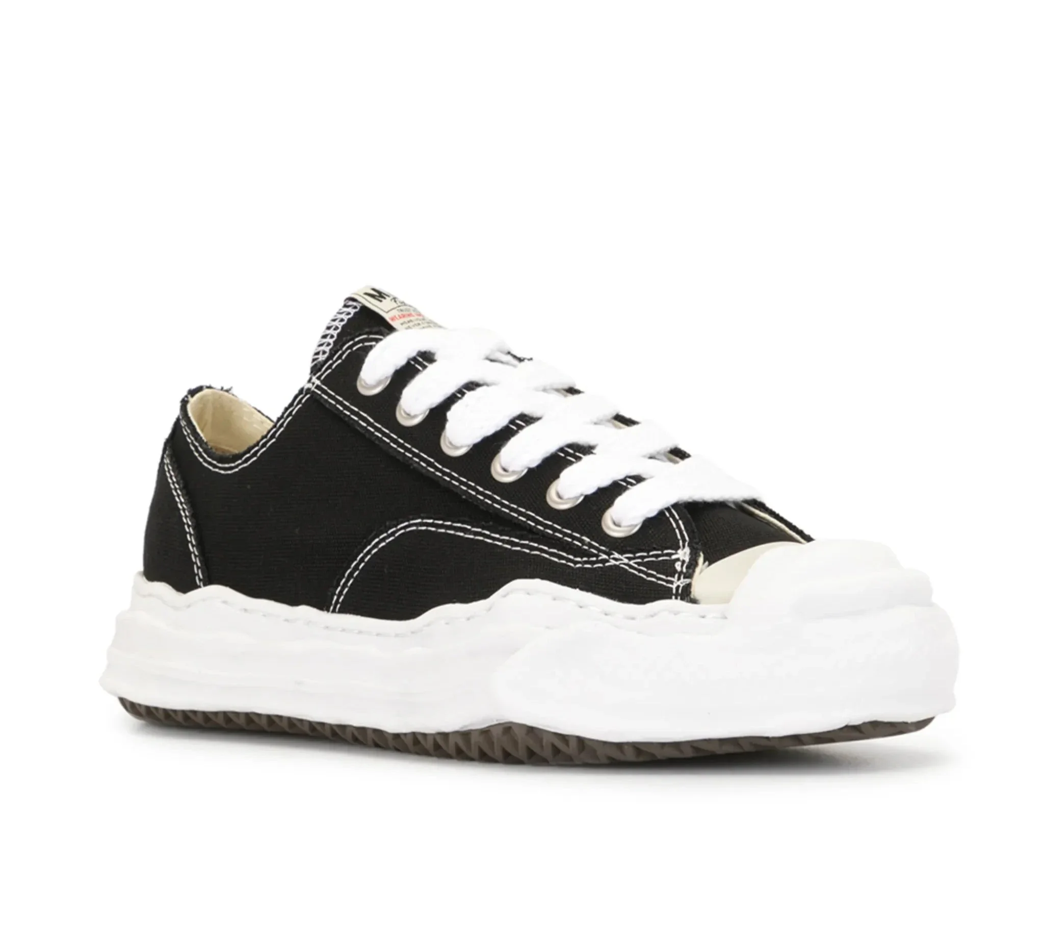 Maison Mihara Yasuhiro Hank OG Sole Canvas Low Black – elölnézet, fekete orr-rész és fűzők.