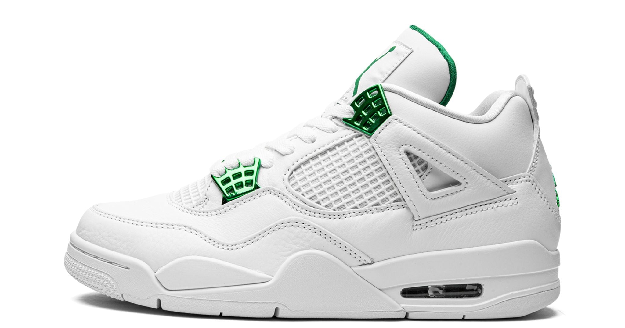 Jordan 4 Retro Metallic Green – oldalnézet, fehér bőr felsőrész zöld fémes részletekkel.