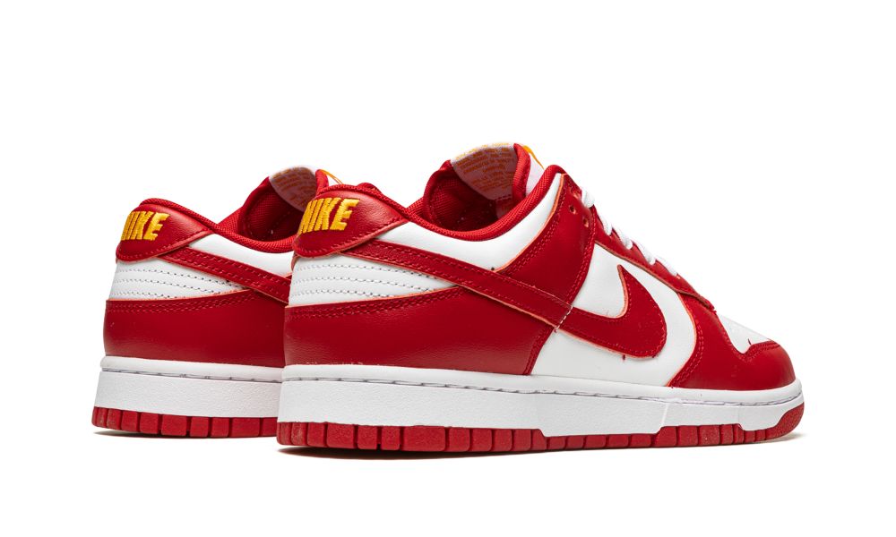 Nike Dunk Low “USC” – hátulnézet, piros sarokrész és fehér-piros kombináció