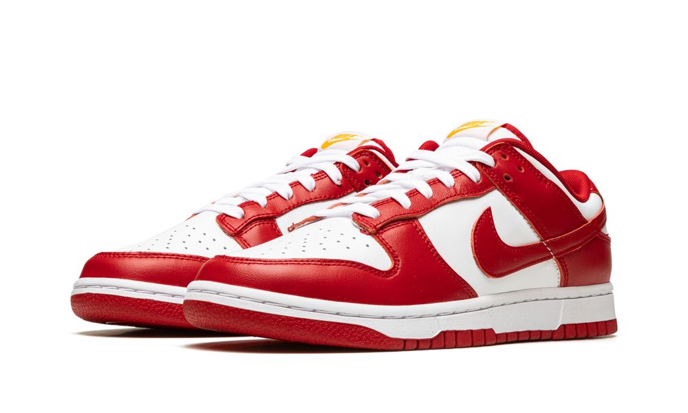 Nike Dunk Low “USC” – elölnézet, perforált toebox és sárga részlet