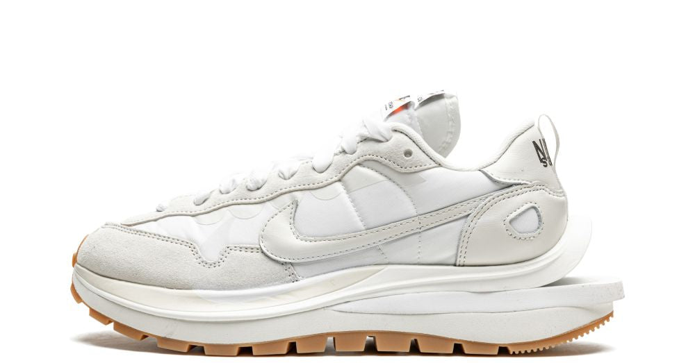 Nike VaporWaffle sacai “Sail Gum” – oldalnézet, világos bézs/neutrál felsőrész és gumibarna talp