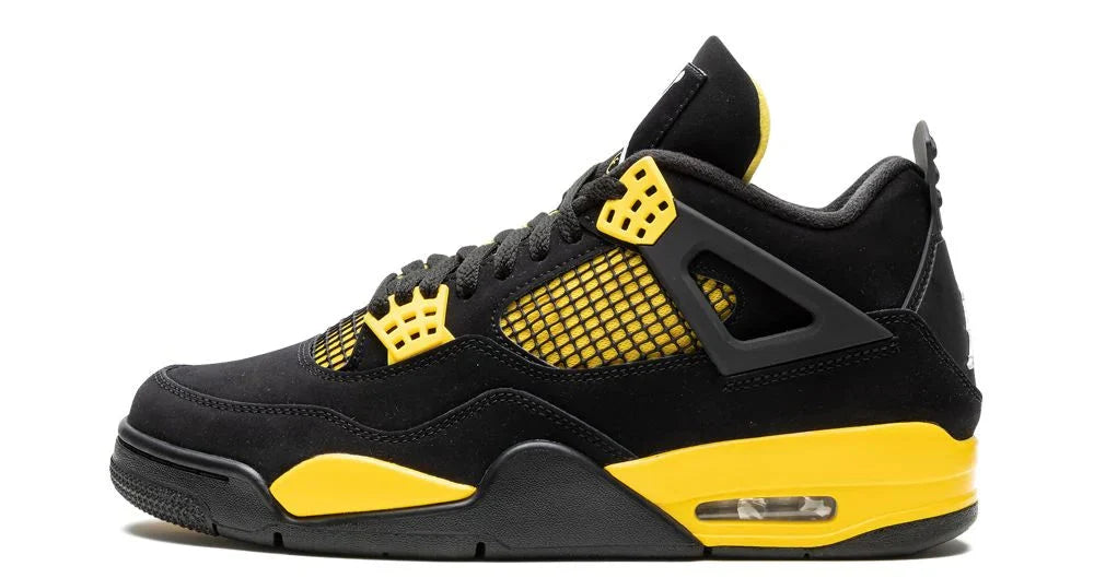Air Jordan 4 Retro Thunder – oldalnézet, fekete nubuk felsőrész és sárga részletek
