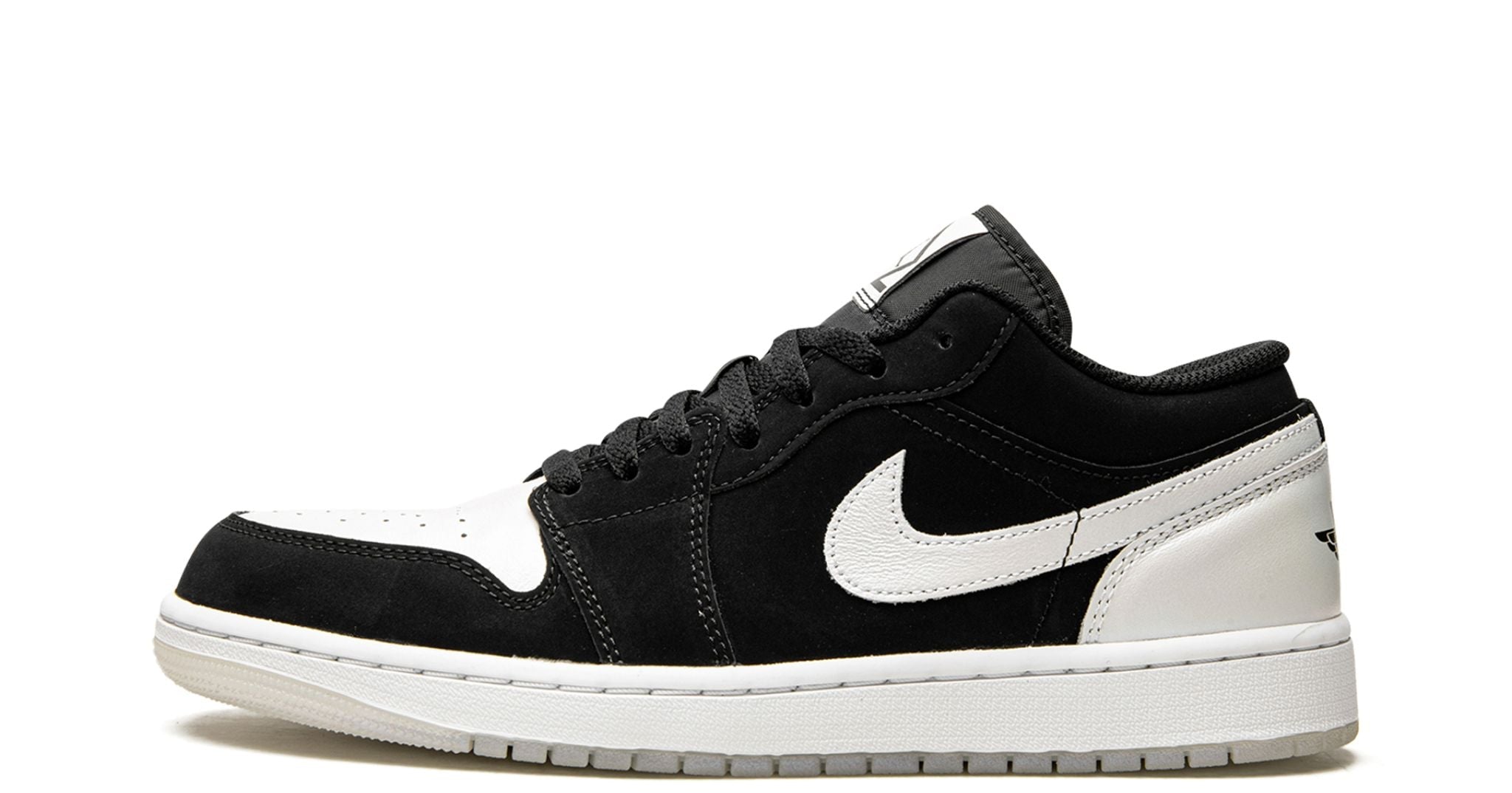 Air Jordan 1 Low SE “Diamond Shorts” – oldalnézet, fekete Durabuck és fehér bőr felsőrész