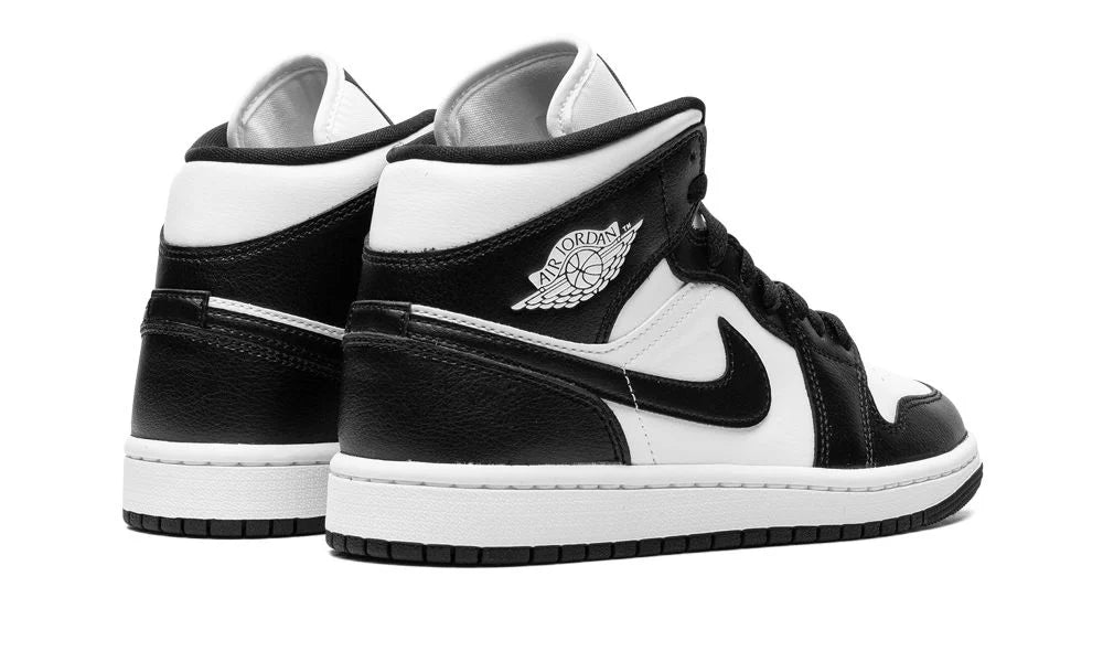 Air Jordan 1 Mid Panda – hátulnézet, fekete sarokrész és fehér középtalp