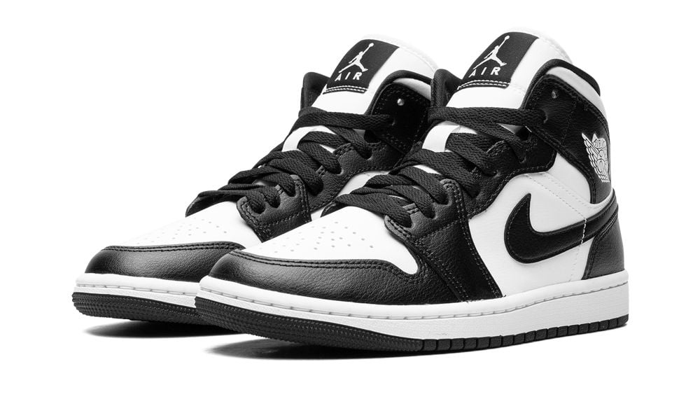 Air Jordan 1 Mid Panda – elölnézet, fekete Swoosh és fehér bőrfelsőrész