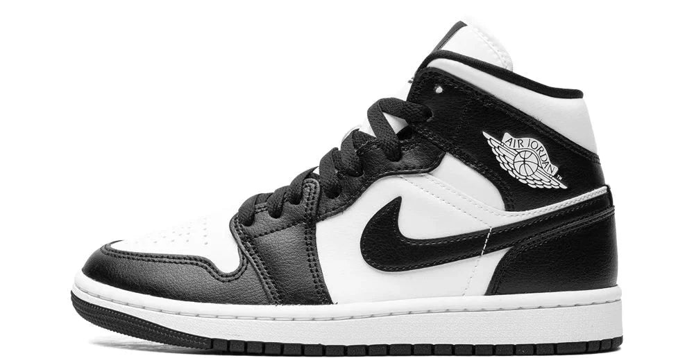 Air Jordan 1 Mid Panda – oldalnézet, fehér alap és fekete overlay