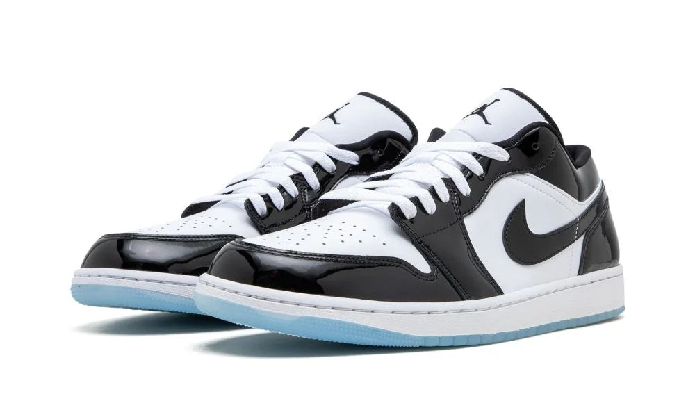 Air Jordan 1 Low SE Concord – elölnézet, fehér alapszín és jégkék talp látható