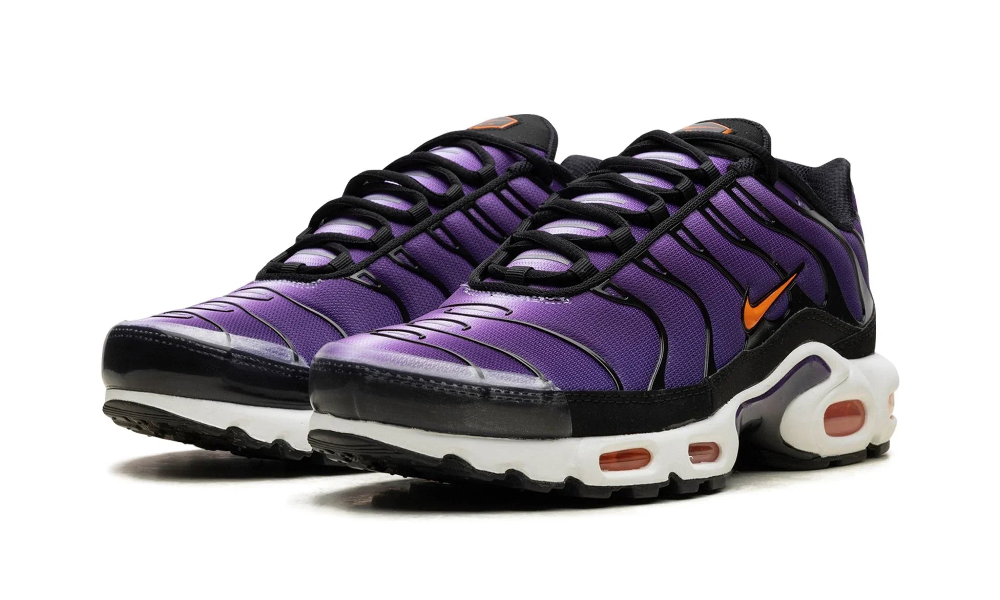 Nike Air Max Plus OG Voltage Purple – elölnézet, lila orr-rész és narancs kis Swoosh.