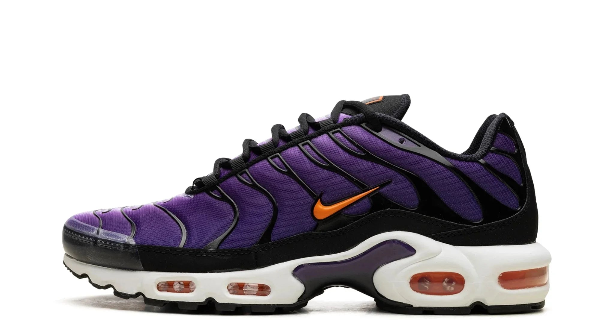 Nike Air Max Plus OG Voltage Purple – oldalnézet, lila mesh felsőrész és fekete overlayek.