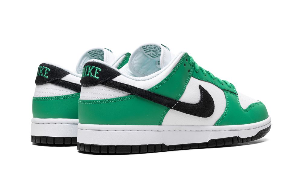 Nike Dunk Low Celtics – hátulnézet, stadium zöld sarokrész és fekete talp