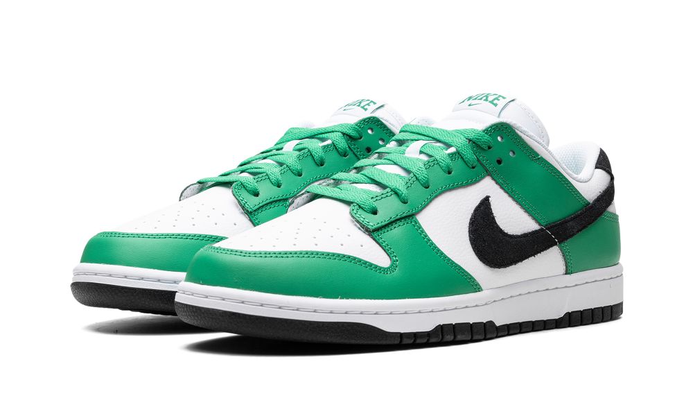 Nike Dunk Low Celtics – elölnézet, stadium zöld fűzőpanel és fekete Swoosh