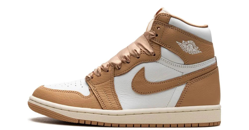 Air Jordan 1 Retro High OG “Praline” – oldalnézet, fehér bőr alap és karamell-barnás overlay