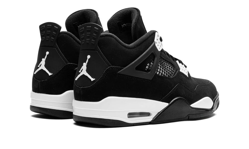 Air Jordan 4 Retro “White Thunder” – hátulnézet, Jumpman logó sarokrészen