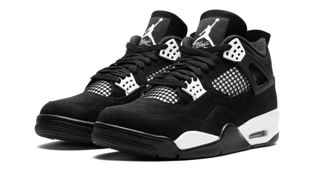 Air Jordan 4 Retro “White Thunder” – elölnézet, fekete nubuk felsőrész fehér talp