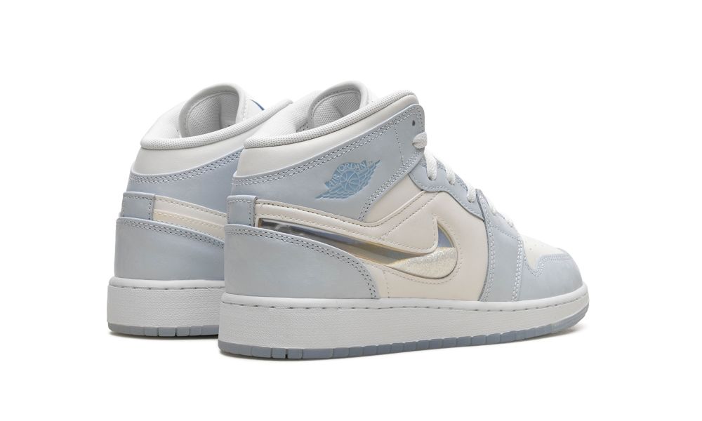 Air Jordan 1 Mid SE “Glitter Swoosh” – hátulnézet, világoskék sarokrész és nyelv/márkajelzés