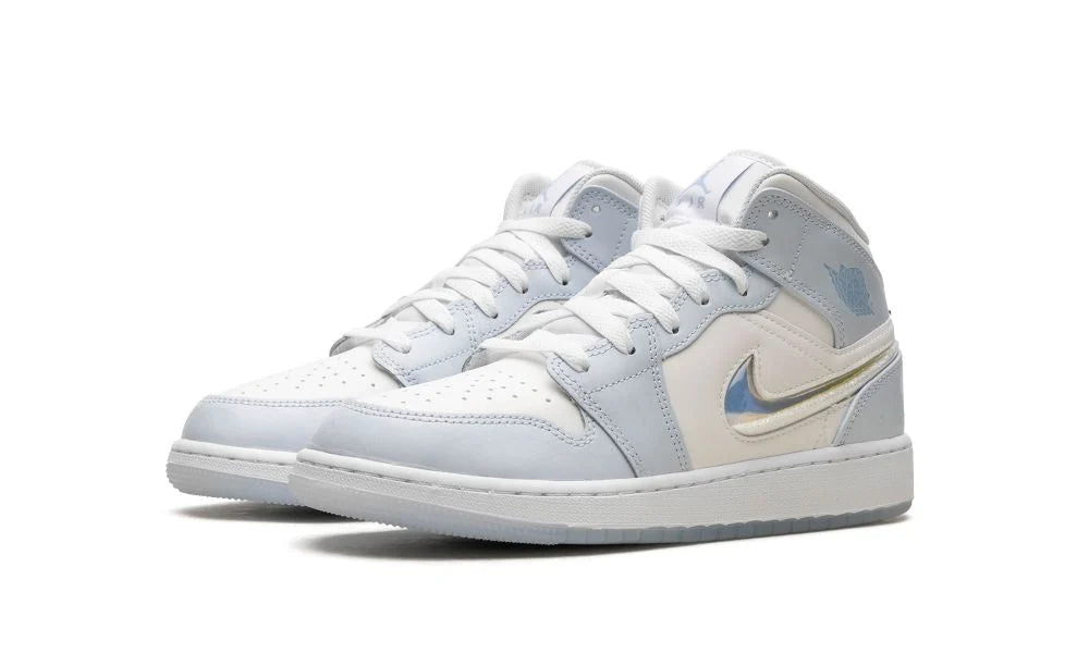 Air Jordan 1 Mid SE “Glitter Swoosh” – elölnézet, fehér orrpanel és kék ráhúzások