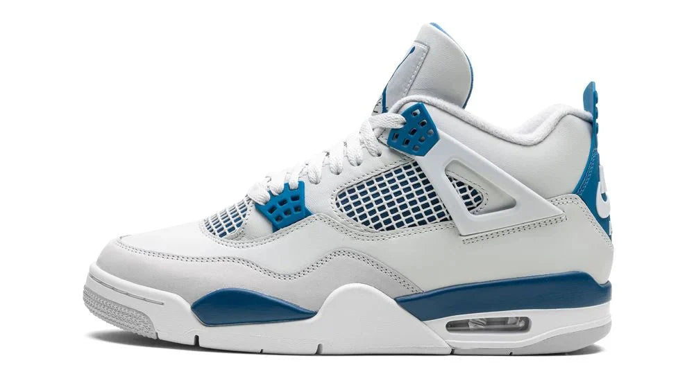 Air Jordan 4 Retro “Military Blue” – oldalnézet, fehér bőr és kék akcentusok
