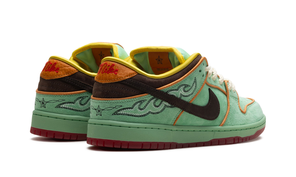Nike SB Dunk Low Rodeo Tourmaline – hátulnézet, arany logóval