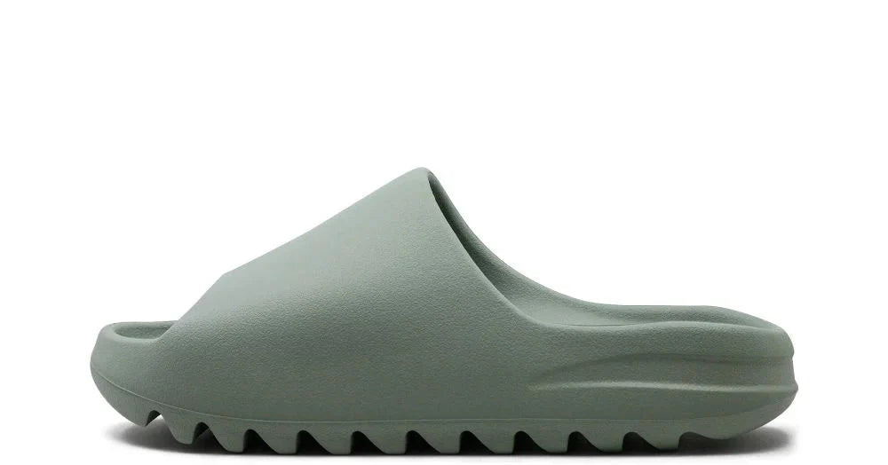 adidas Yeezy Slide “Salt” – oldalnézet, világos szürke egyszínű kivitel