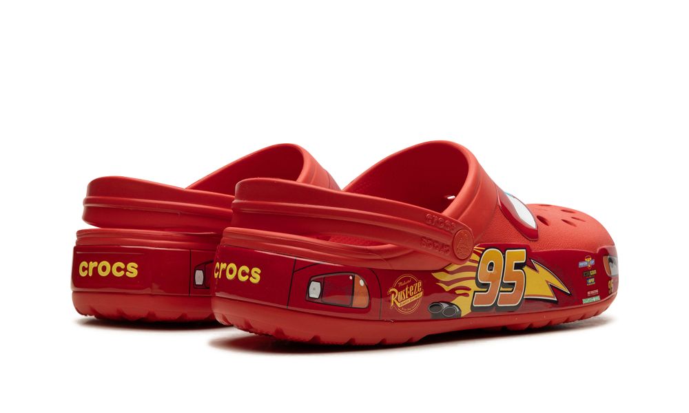 Crocs Classic Clog “Lightning McQueen” – hátulnézet, sarokrész verseny-dizájn-feliratokkal