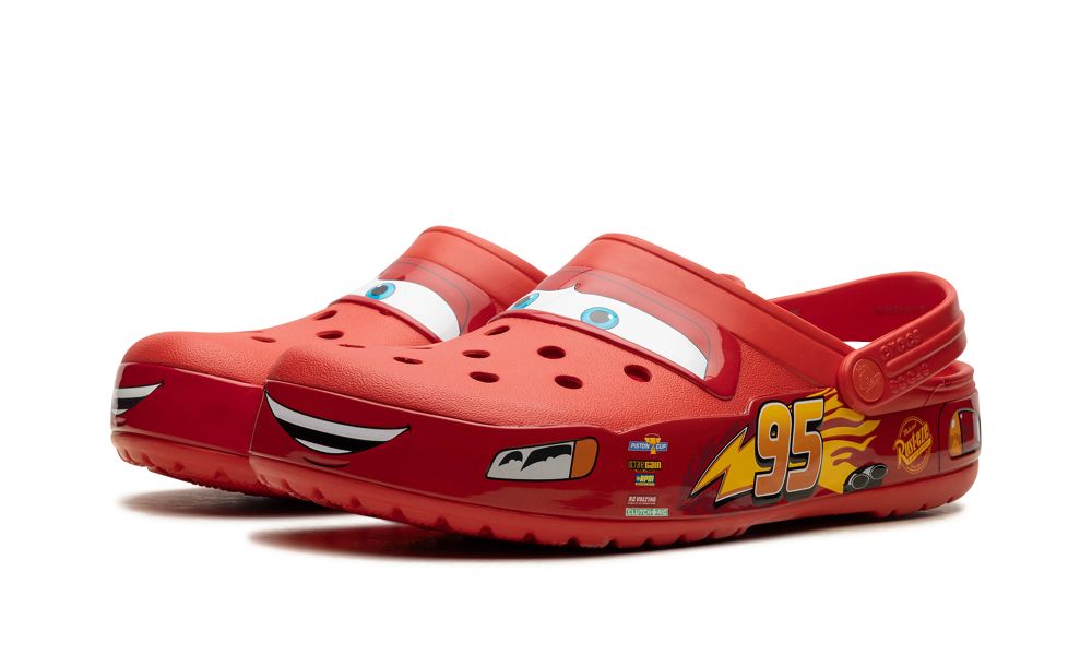Crocs Classic Clog “Lightning McQueen” – elölnézet, piros orrpanel és karakteres szem-grafika
