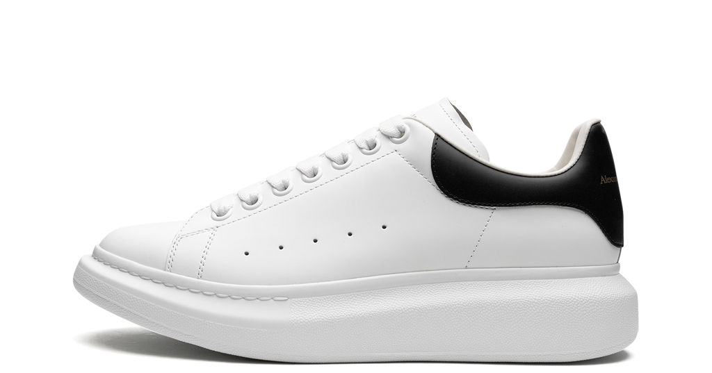 Alexander McQueen Oversized Sneakers White Black – oldalnézet, fehér bőr és fekete sarokrész