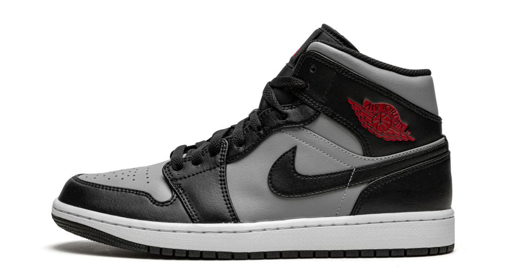 Air Jordan 1 Mid “Shadow Red” – oldalnézet, fekete bőr és világosszürke overlay-ek