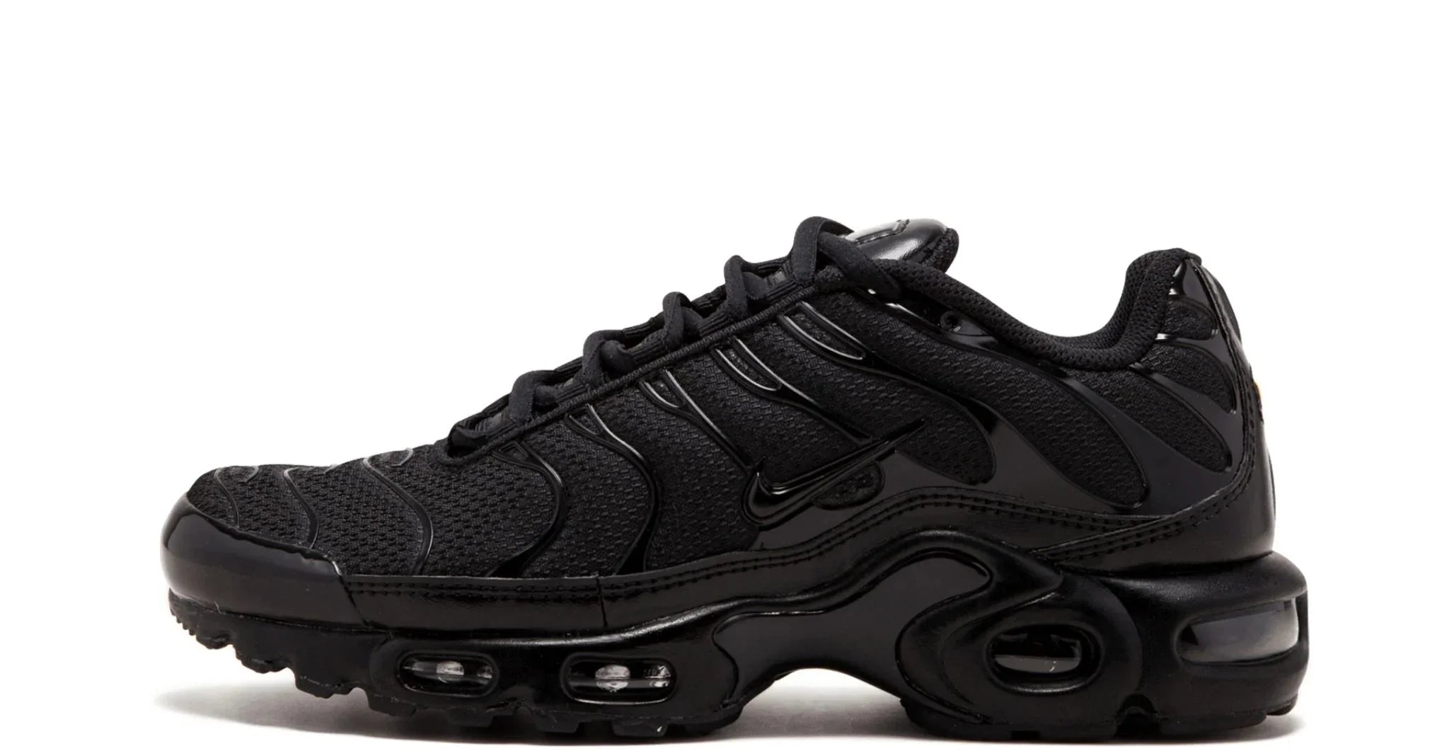 Nike Air Max Plus Triple Black – oldalnézet, fekete mesh és hullámvonalas overlay.