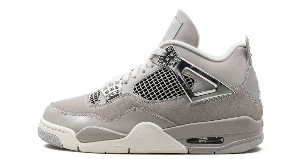 Air Jordan 4 Retro “Frozen Moments” – oldalnézet, világos szürke suede és ezüst részletek