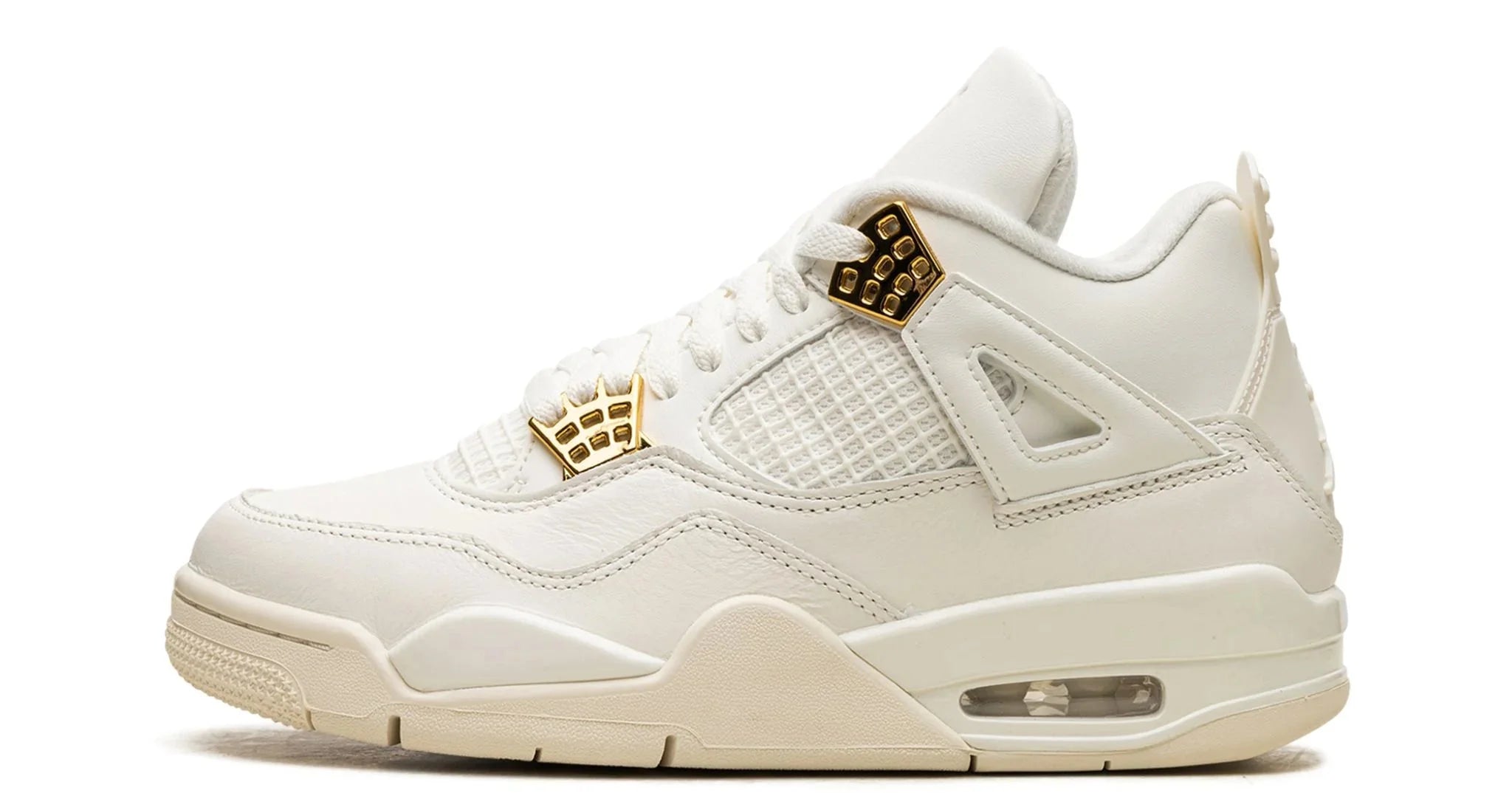 Air Jordan 4 Retro “Metallic Gold” – oldalnézet, tört-fehér bőr és arany szemfoglalatok