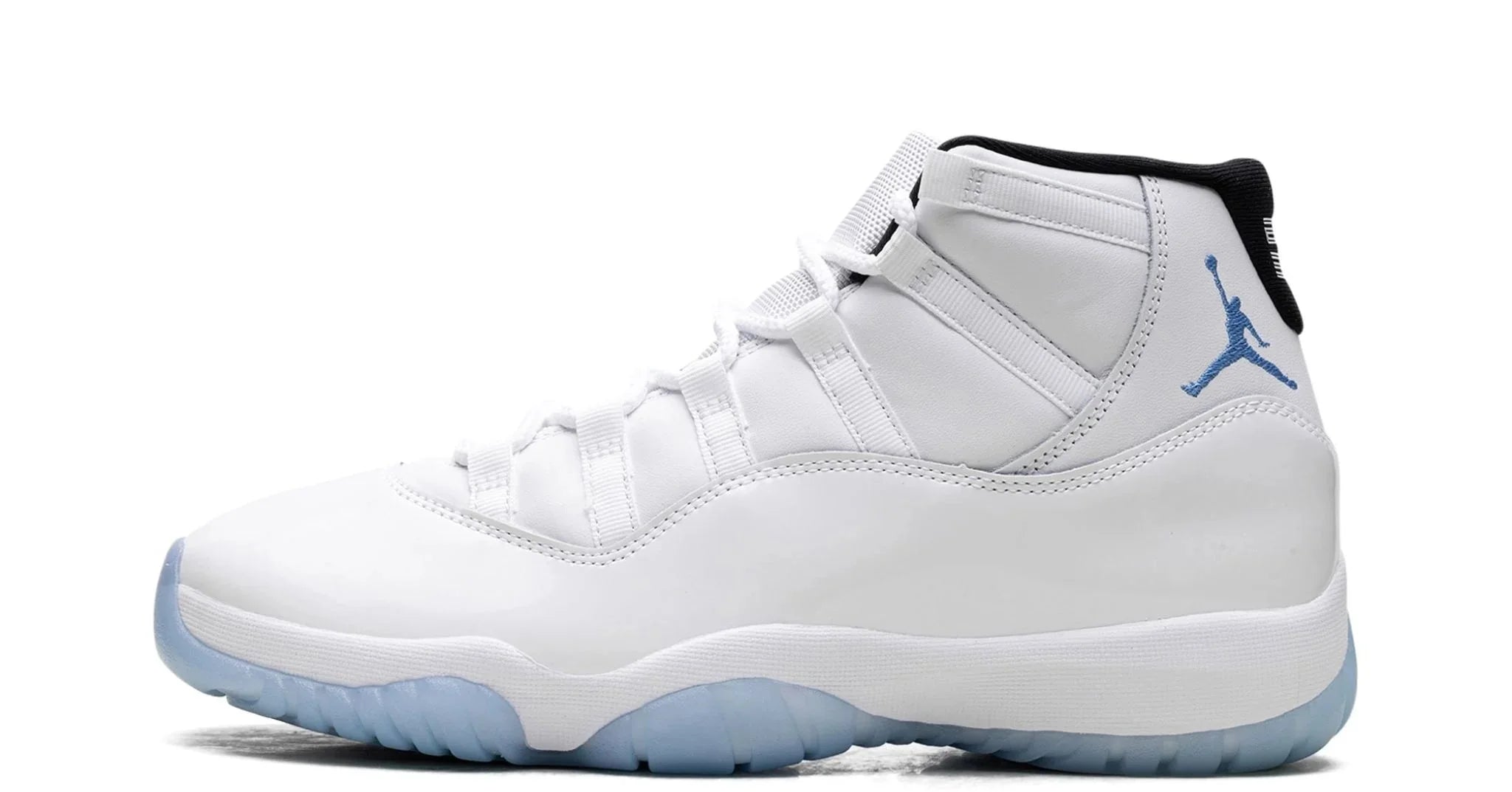 Jordan 11 Legend Blue 2024 – oldalnézet, fehér patent bőr és kék overlayek