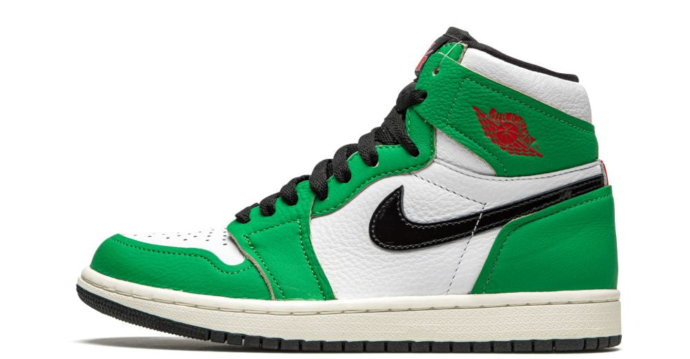 Air Jordan 1 Retro High OG “Lucky Green” – oldalnézet, fehér alapszín és zöld ráhúzások