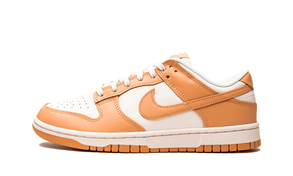 Nike Dunk Low “Harvest Moon” – oldalnézet, fehér bőr alapszín és világos bézs/barna overlay-ek