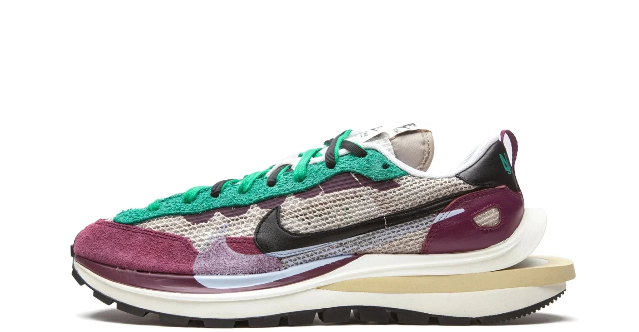 Nike Vaporwaffle sacai Villain Red Neptune Green – oldalnézet, bordó és zöld felsőrész dupla talppal.