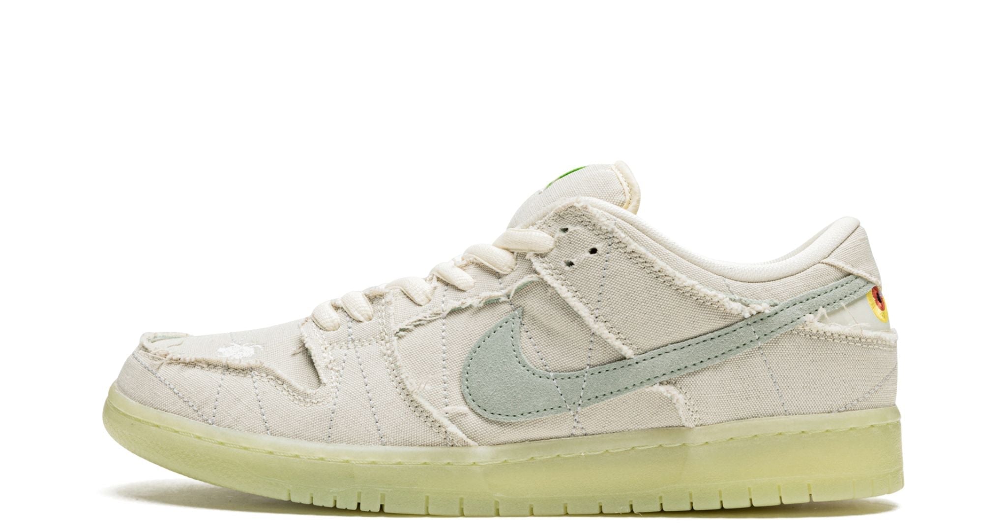 Nike SB Dunk Low Mummy – oldalnézet, törtfehér vászon felsőrész és kék Swoosh.