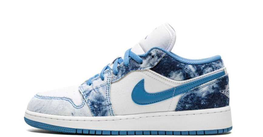 Air Jordan 1 Low SE “Washed Denim” – oldalnézet, fehér vászon felsőrész és kék farmer-hatású overlay-ek