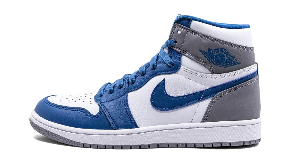 Air Jordan 1 Retro High OG True Blue – oldalnézet, fehér bőr és kék részletek  