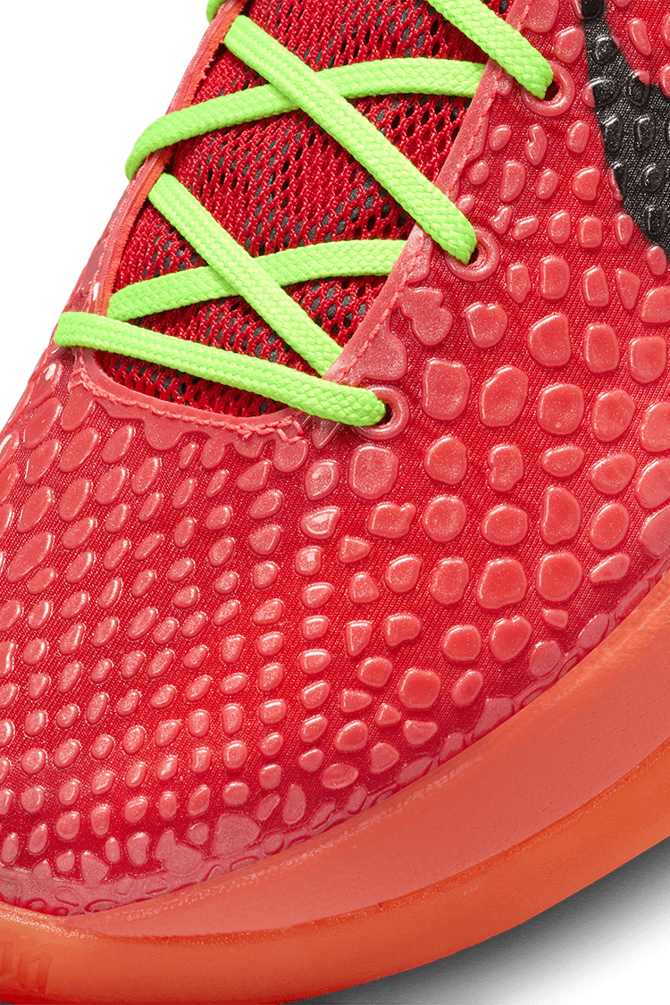 Nike Kobe 6 Protro “Reverse Grinch” – közeli kép, piros TPU textúra és zöld Swoosh