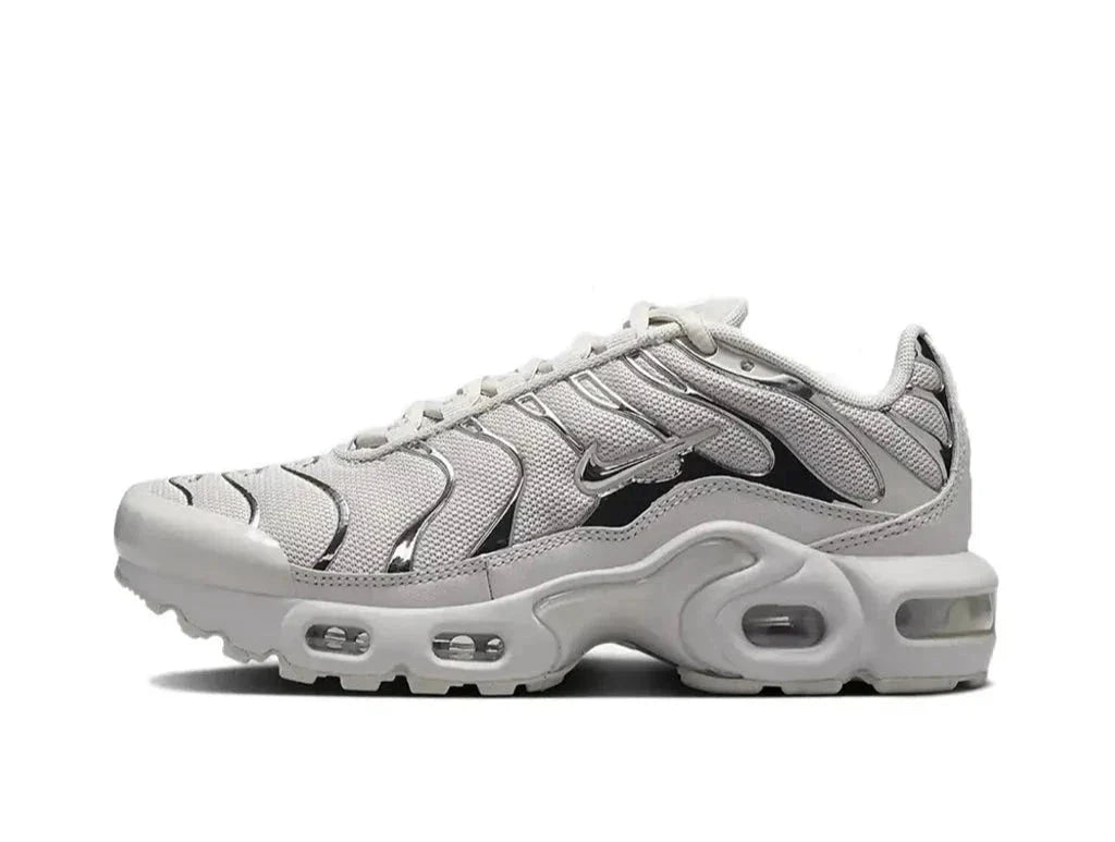 Nike Air Max Plus Light Iron Ore – oldalnézet, világosszürke mesh és hullámos cage