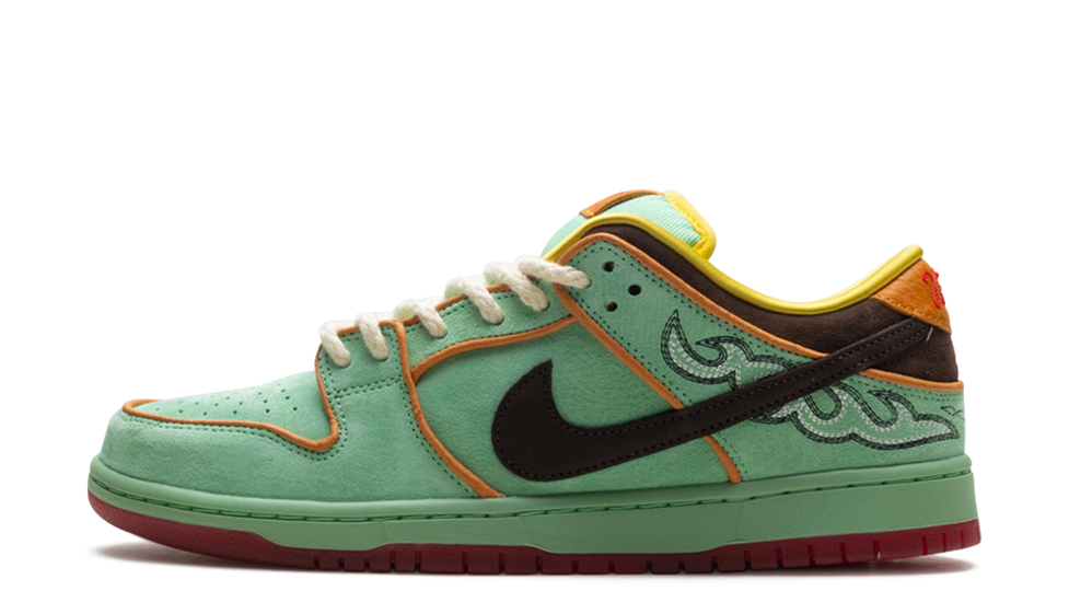 Nike SB Dunk Low Rodeo Tourmaline – oldalnézet, zöld velúr és piros Swoosh részletek