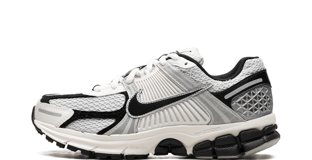 Nike Zoom Vomero 5 Photon Dust/Black – oldalnézet, világosszürke mesh és fekete overlay részletek