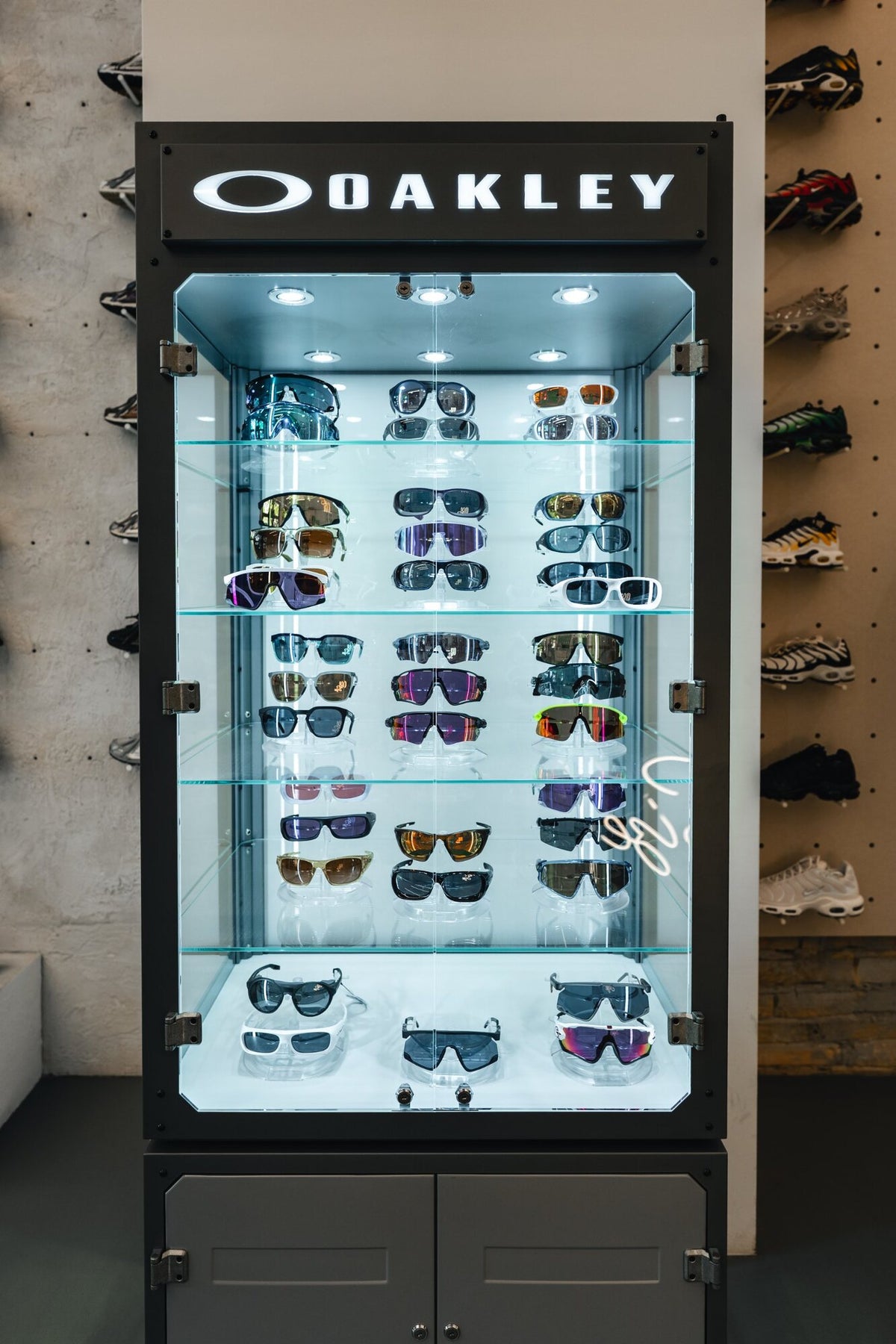 Megvilágított Oakley napszemüveg-vitrin